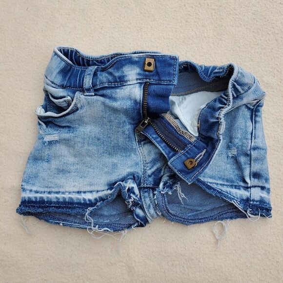 GAP Shortie distressed light wash denim jean shorts Size 4 - Picture 4 of 9